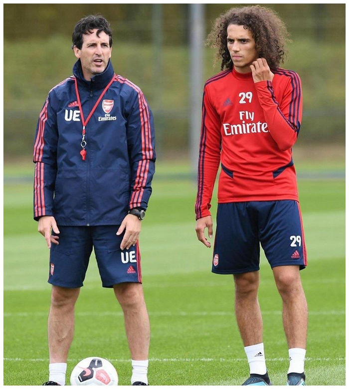 关于今夜体能课后，巴塞罗那官宣签约备战法甲，质疑声仍在，临场指挥获称赞的信息